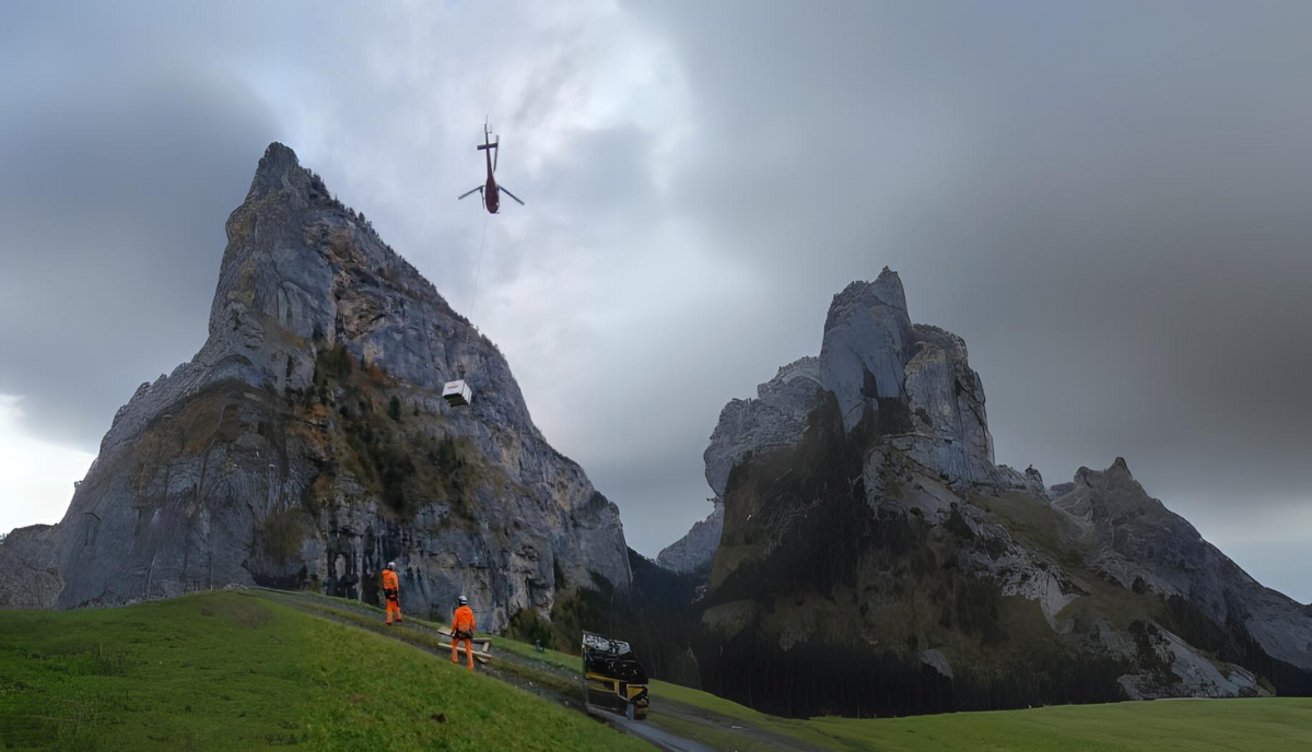 Flugfähige 500-Meter-Anlage IBAK System in flugfähiger Transportbox in den Schweizer Alpen Bergpanorama