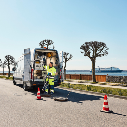 Inspekteur am Heck eines Inspektionsfahrzeugs auf der Strandstraße in Laboe