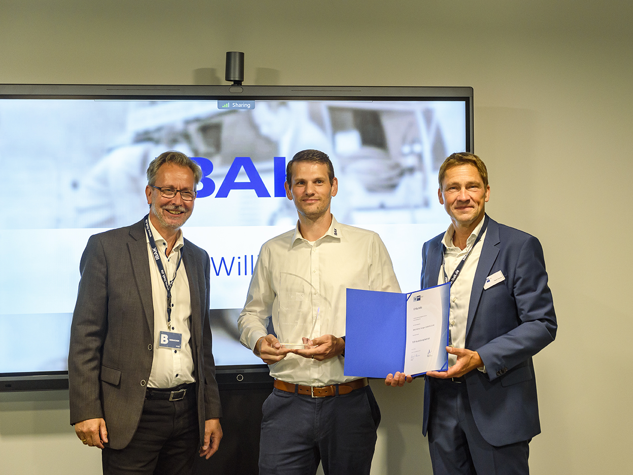 Gruppenaufnahme mit Andreas Alexander Eule (Vizepräsident IHK zu Kiel), Daniel Hunger (IBAK-Geschäftsführer) und Thore Hansen (Geschäftsbereichsleiter Aus- u. Weiterbildung und Entwicklung IHK zu Kiel) (Foto von Tom Körber)